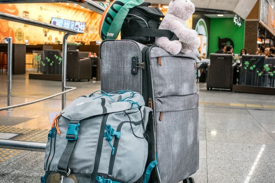 acumular mas puntos viajando en familia - maletas de viaje en el aeropuerto