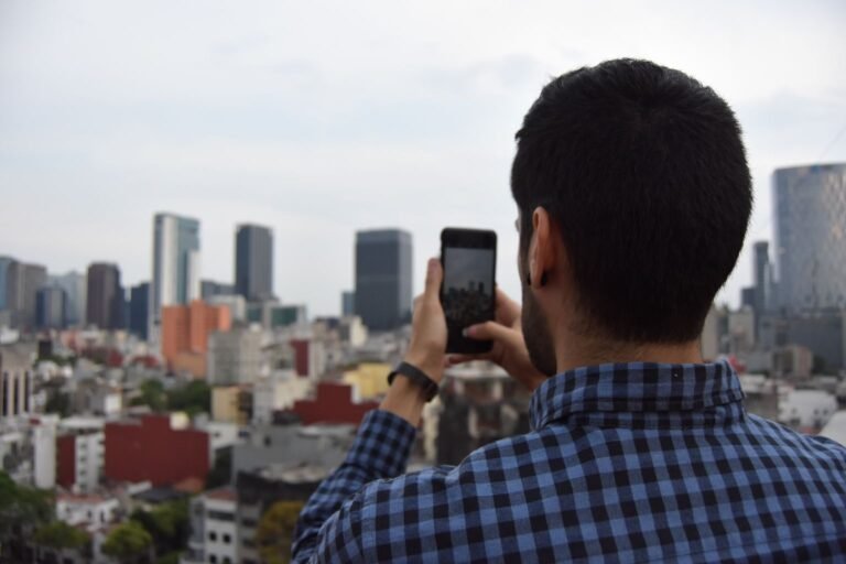 eSIM para viajar - viajero fotografiando la ciudad con el móvil
