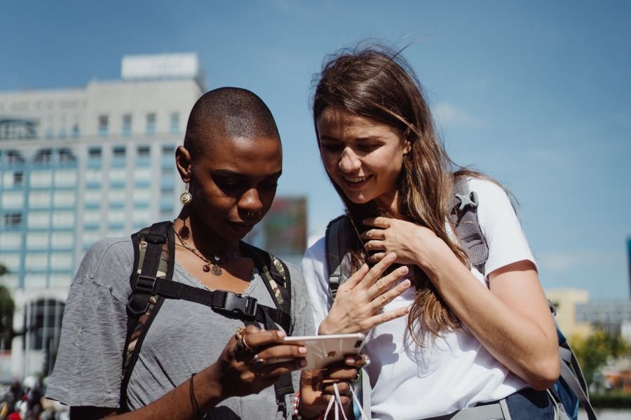 eSIM para viajar - viajeras usando el móvil en la ciudad