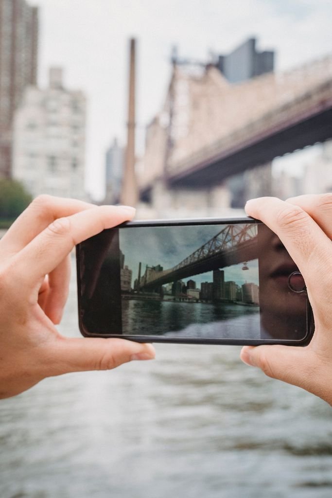 eSIM para viajar - móvil fotografiando Nueva York