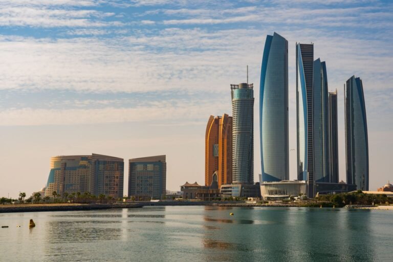 Disney en Abu Dhabi con tarjetas Inbursa - skyline de Abu Dhabi