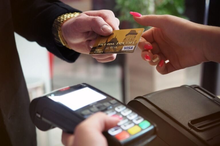 Cliente entregando su tarjeta de crédito para pagar, clave para aumentar tu línea de crédito