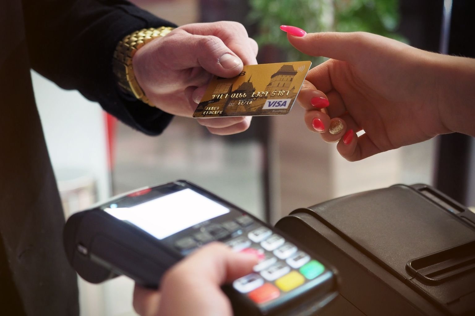 Cliente entregando su tarjeta de crédito para pagar, clave para aumentar tu línea de crédito
