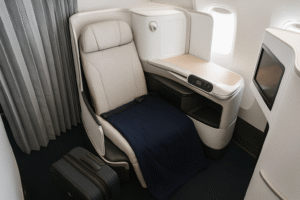 business class de Air France -comodidad espacio puerto de carga privacidad lectura comodidad vuelos largos espacio cama cobija almohada viajes servicio puntos precio