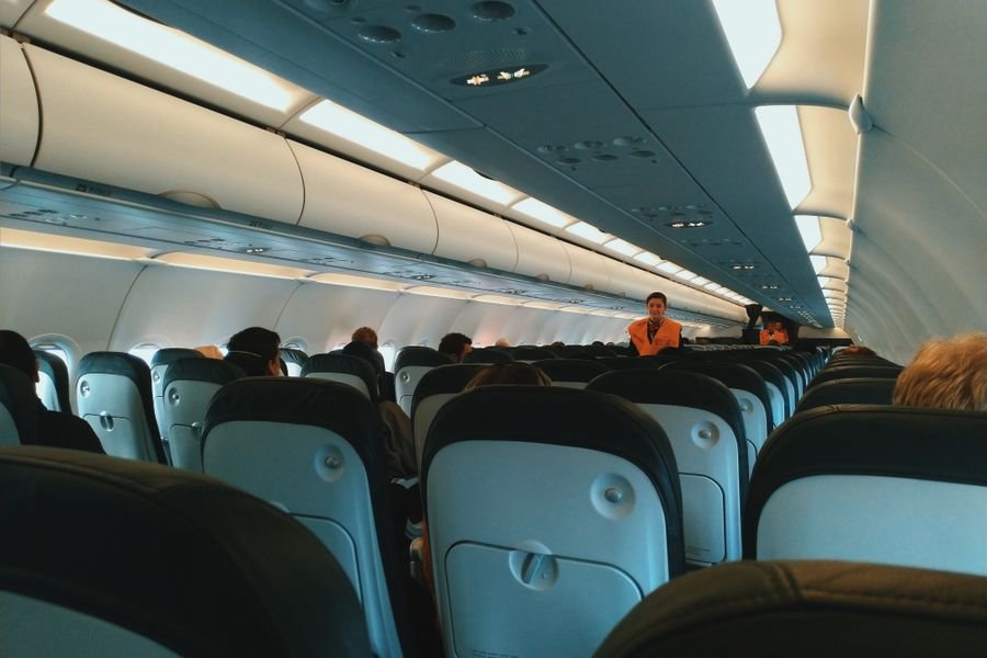 Cabina económica llena de pasajeros, lo que vives al volar en clase turista con tus puntos