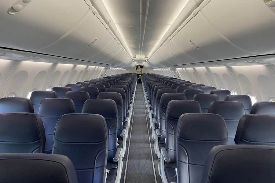 Filas de asientos de clase turista en un avión, el canje que menos valor da a tus puntos