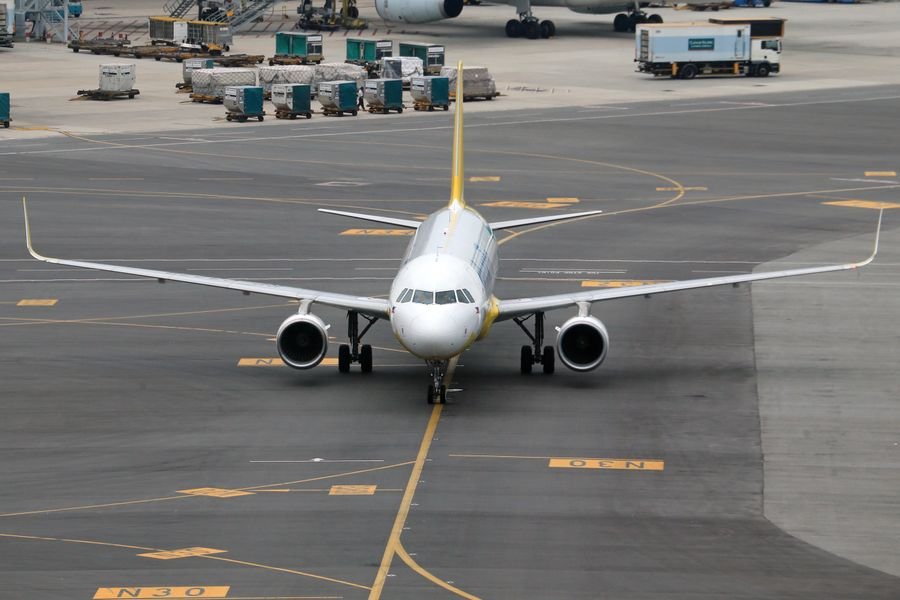 Avión comercial en la pista listo para despegar, ejemplo de los vuelos que canjeas con la tarjeta Banorte United