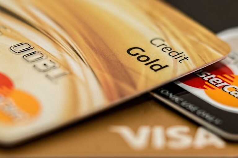 Tarjetas de crédito apiladas para comparar cual tarjeta Banorte es mejor para viajar
