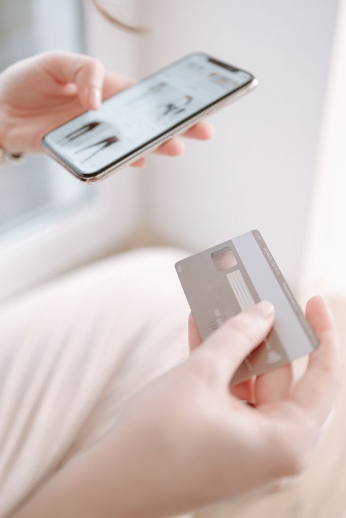 Persona eligiendo cuál tarjeta Banorte es mejor para viajar mientras compara opciones en su celular