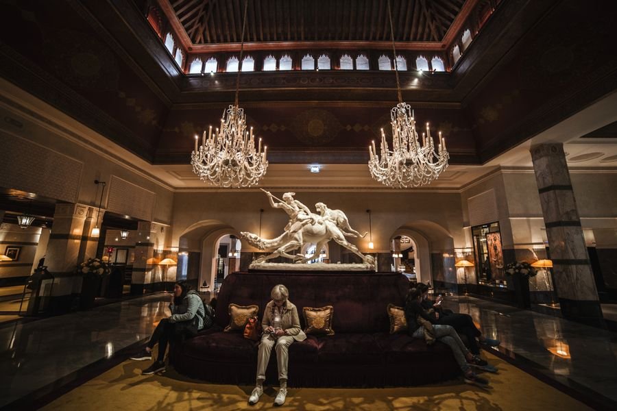 Lobby de hotel de lujo con candelabros, el tipo de hospedaje que aprovechas al saber cual tarjeta Banorte es mejor