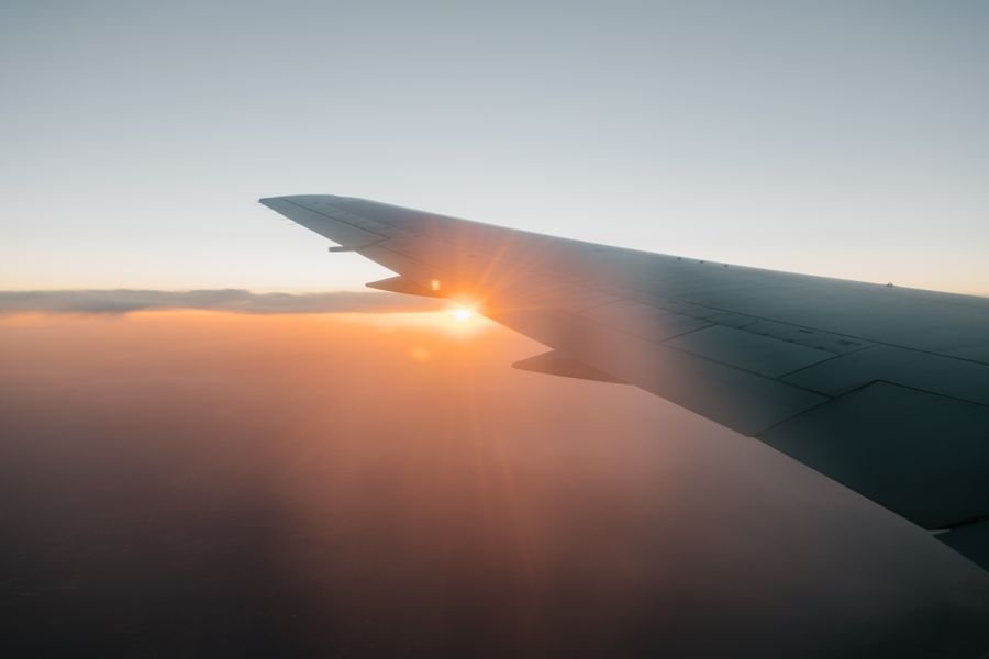 nueva ruta Monterrey-Madrid con Iberia - ala del avión al amanecer