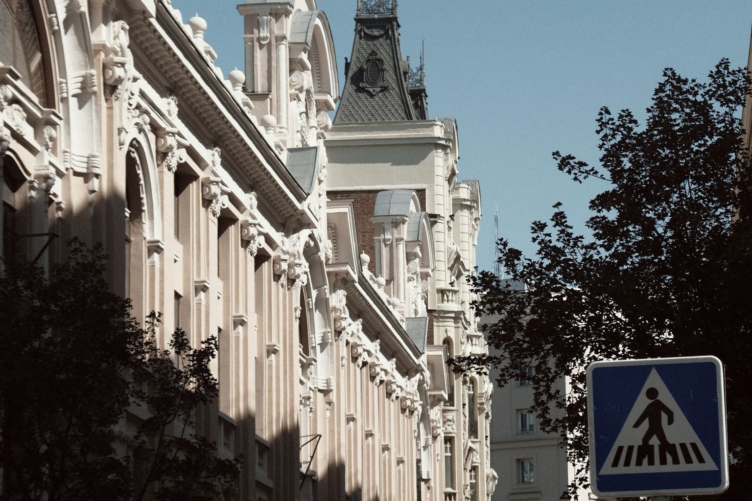 convertir puntos BBVA en Iberia - calle histórica de Madrid