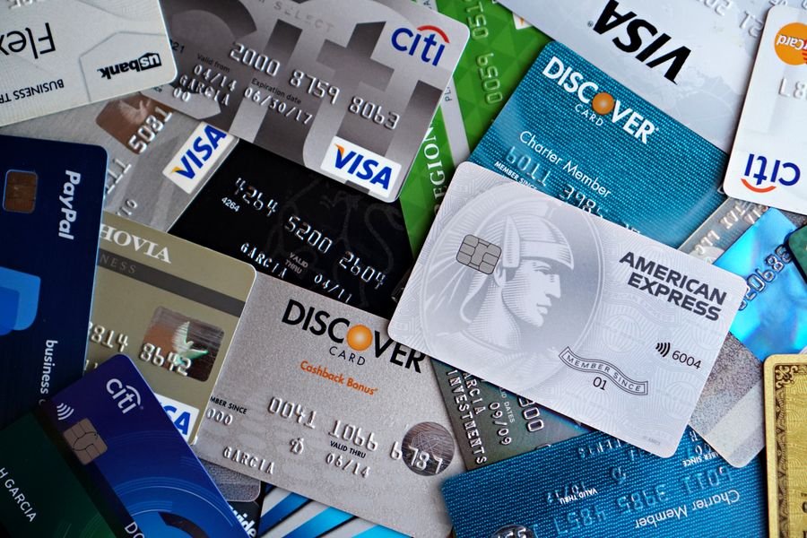 Varias tarjetas de crédito que acumulan puntos y millas sobre una mesa