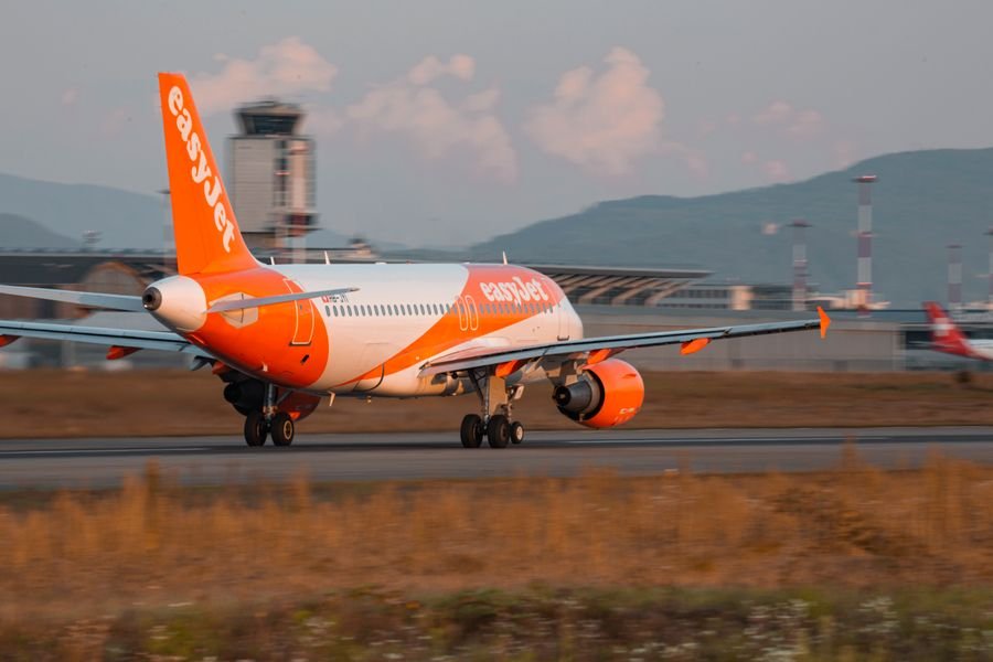 Avión de aerolínea despegando al atardecer en una ruta de quinta libertad