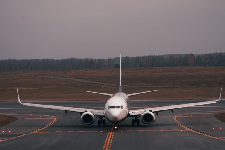 Avión comercial de frente en la pista, listo para operar rutas de quinta libertad