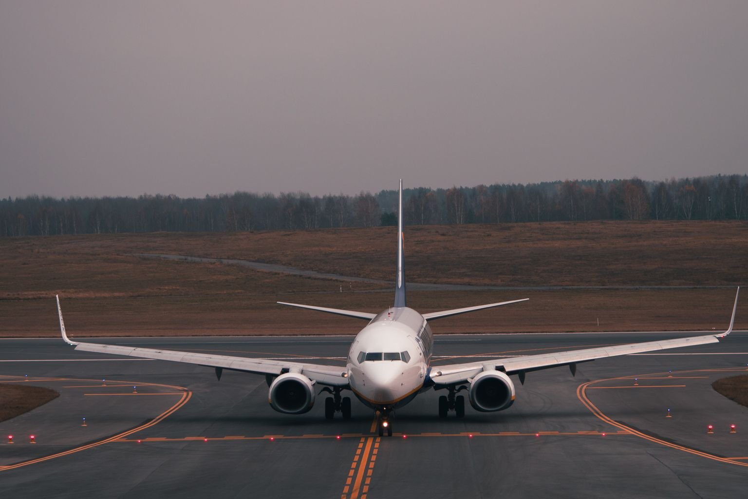 Avión comercial de frente en la pista, listo para operar rutas de quinta libertad