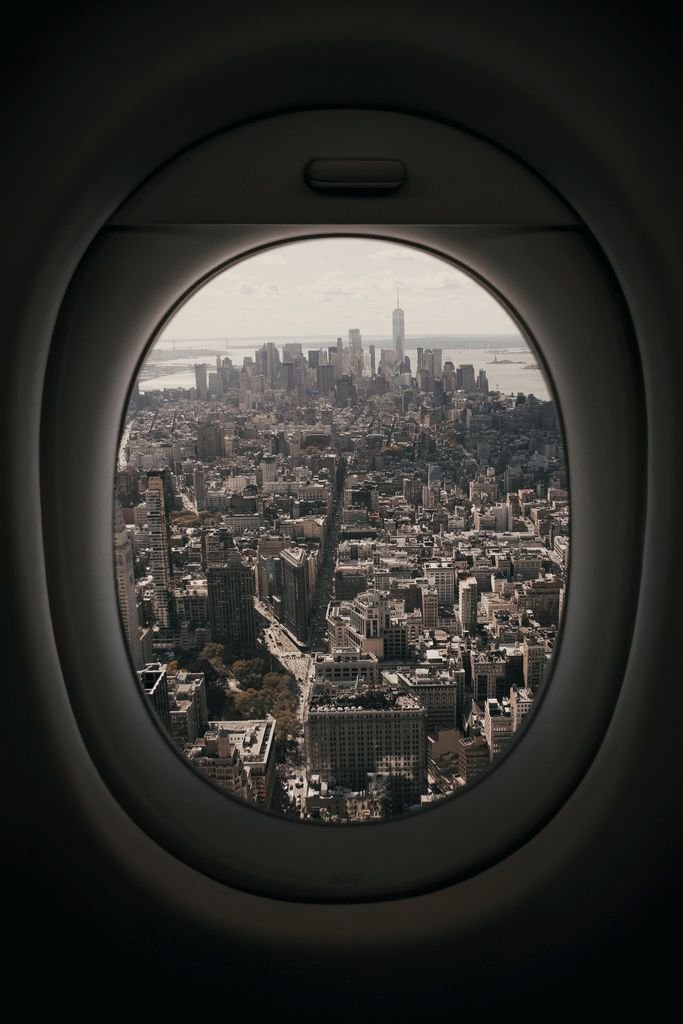 Vista de una ciudad desde la ventanilla del avión en rutas de quinta libertad