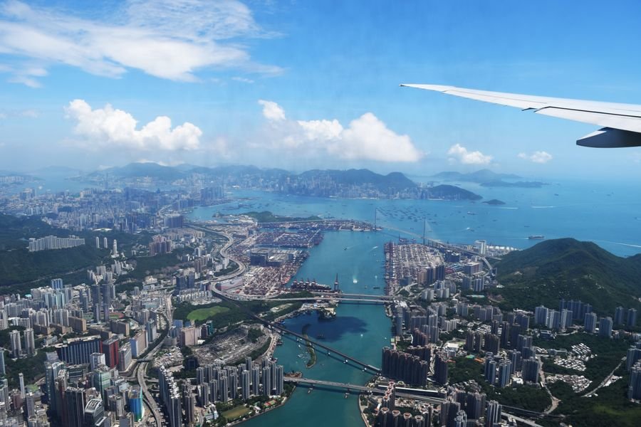 Vista aérea de una ciudad costera desde un avión en rutas de quinta libertad