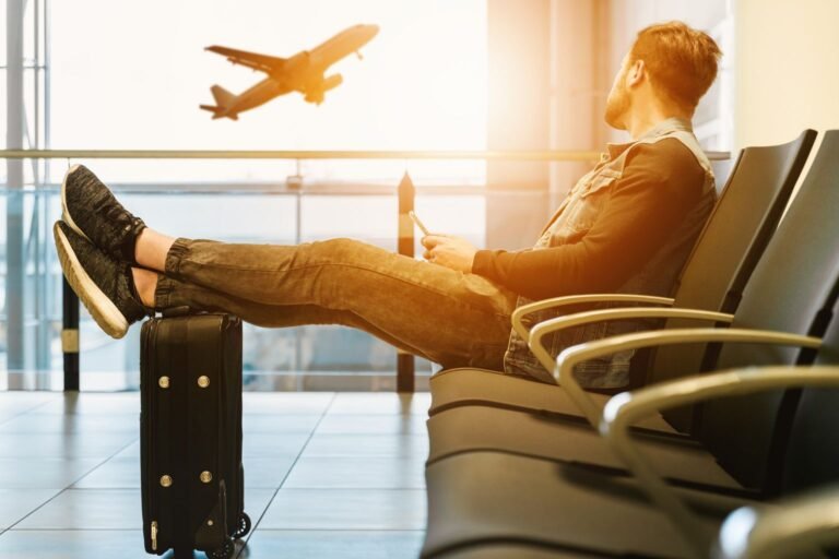 salas VIP en los aeropuertos - viajero esperando su vuelo