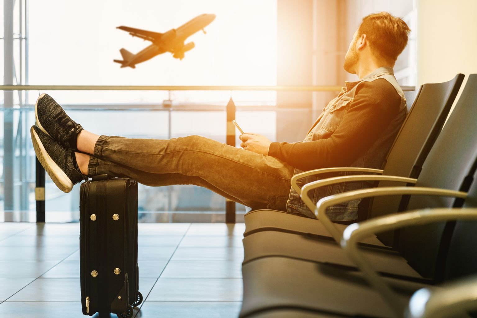 salas VIP en los aeropuertos - viajero esperando su vuelo