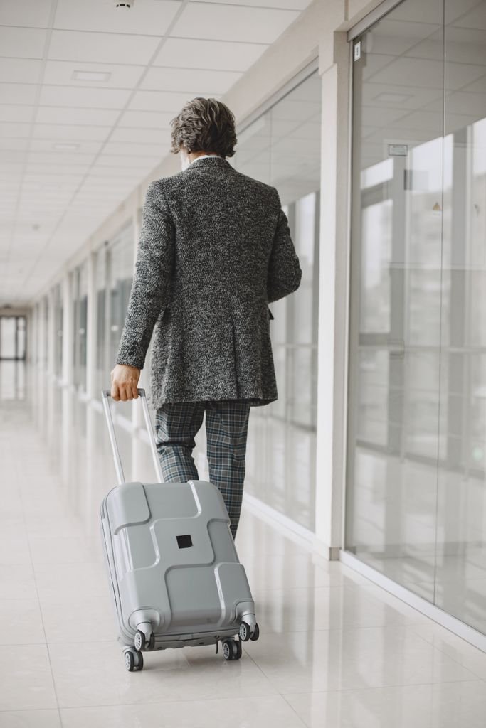 salas VIP en los aeropuertos - viajero premium con maleta