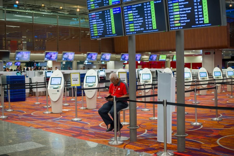 Mostradores de check-in de aerolínea en el aeropuerto, donde se aprovechan los beneficios de una tarjeta afiliada