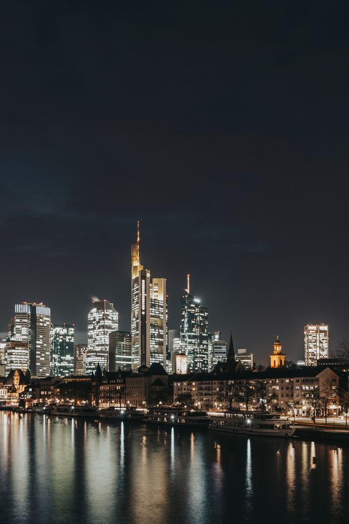 tarjeta Banorte para millas business - Frankfurt de noche