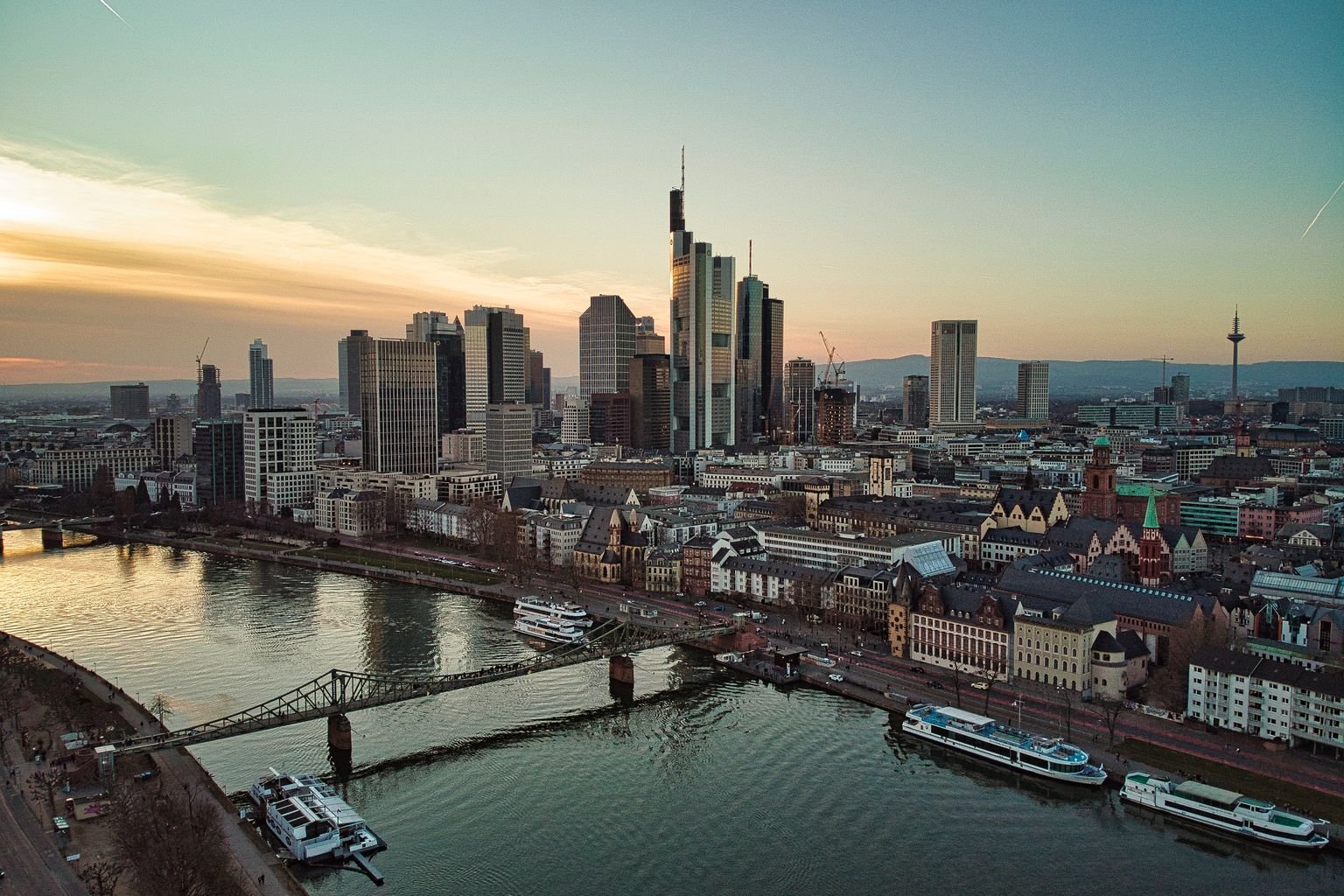 tarjeta Banorte para millas business - Frankfurt al atardecer