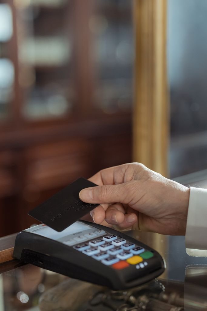 Persona pagando con su tarjeta HSBC World Elite en una terminal contactless durante un viaje