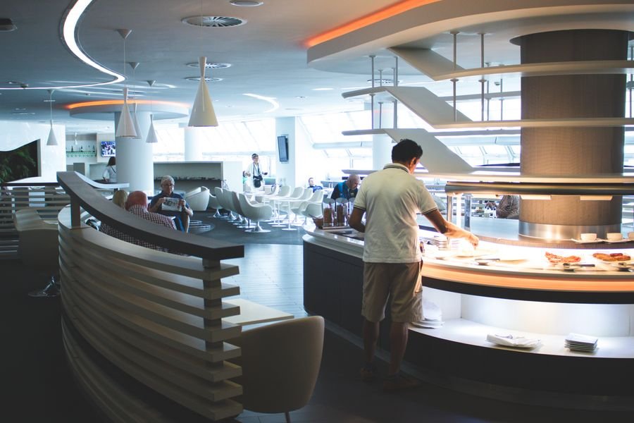Sala VIP de aeropuerto con buffet, uno de los beneficios de la tarjeta hsbc world elite