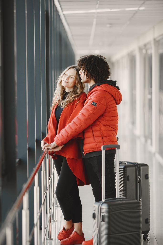 tarjetas de regalo Iberia - pareja viajando en el aeropuerto
