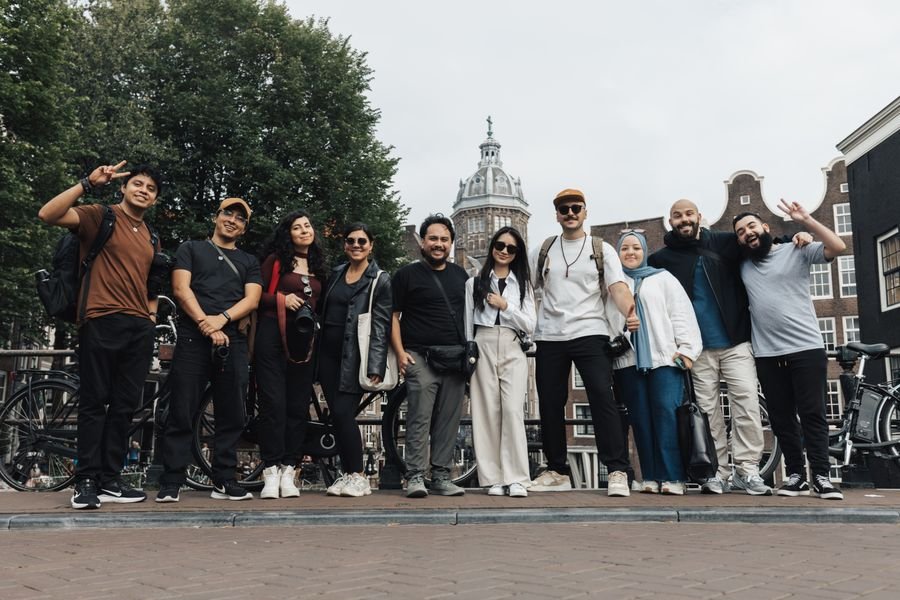 Grupo de turistas en un tour grupal por la ciudad