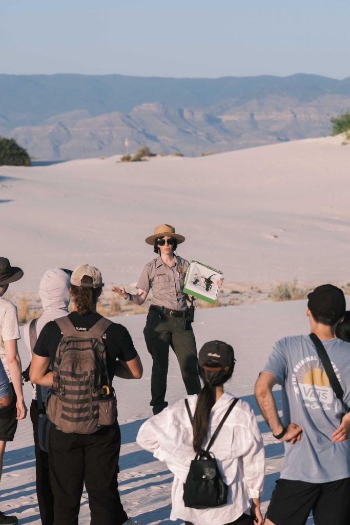 Guía explicando a un grupo de viajeros durante un tour guiado