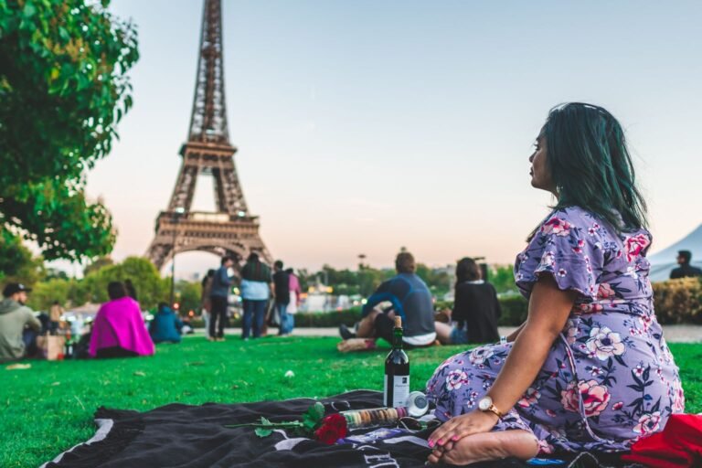 Viajera contemplando la Torre Eiffel durante un tour por París