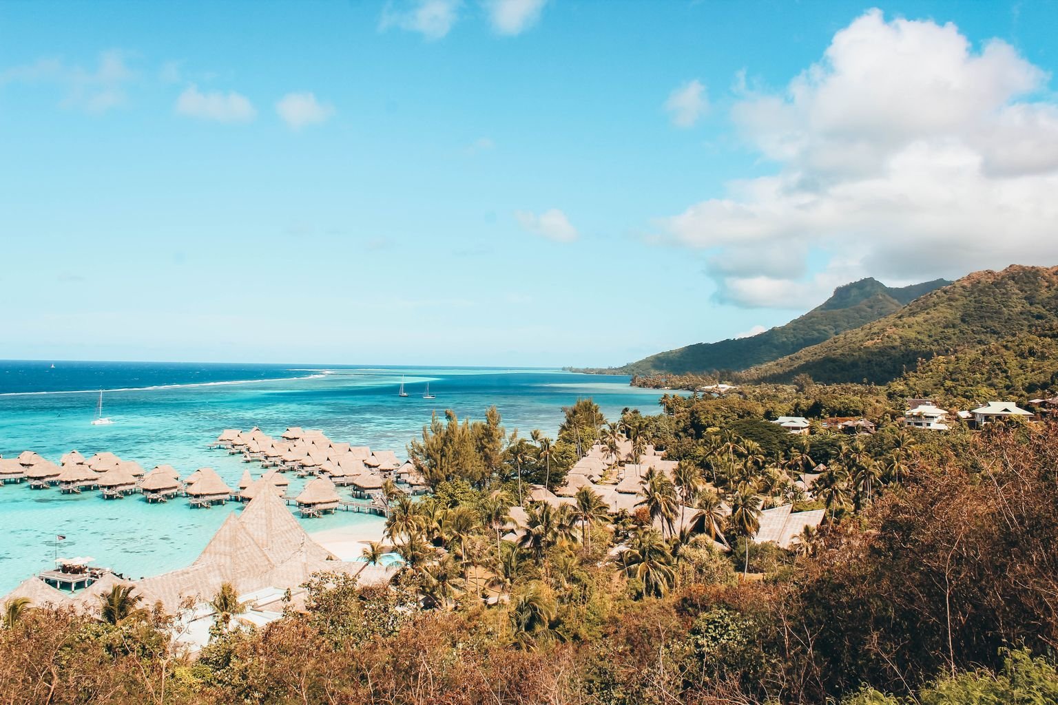 vuela más barato a Bora Bora - laguna turquesa con bungalows