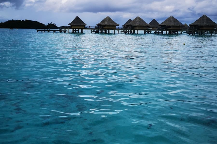 vuela más barato a Bora Bora - bungalows sobre laguna turquesa