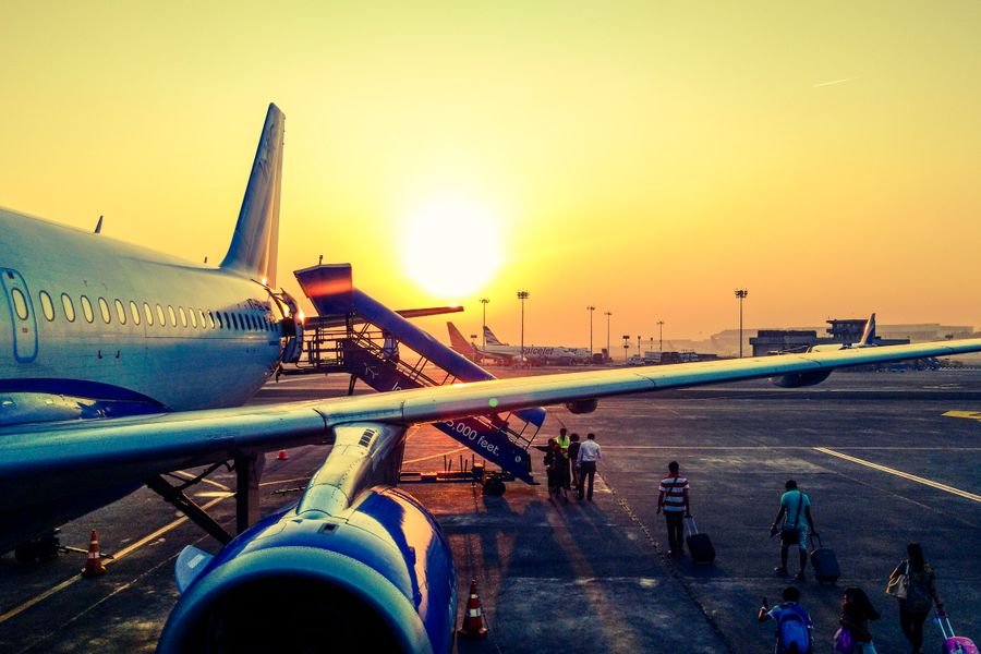 pasajeros abordando un vuelo barato al atardecer