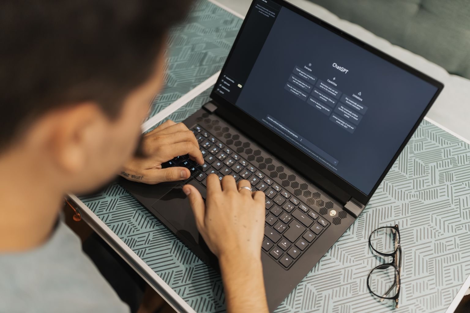 Hombre usando inteligencia artificial en su laptop para buscar vuelos baratos con inteligencia artificial
