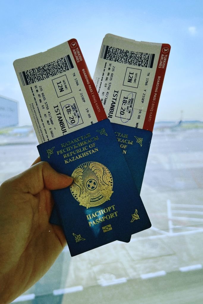 Viajero sostiene su pasaporte con pases de abordar en el aeropuerto listo para acumular millas volando