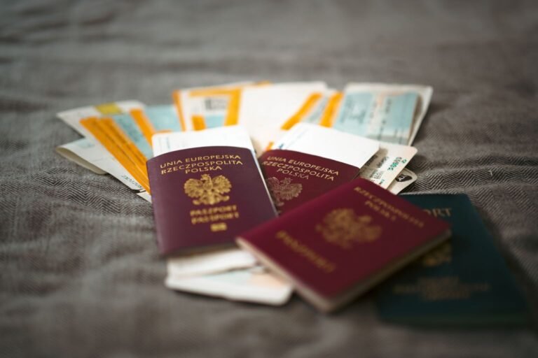 Pasaportes junto a varios pases de abordar de vuelos anteriores, resultado de acumular millas volando