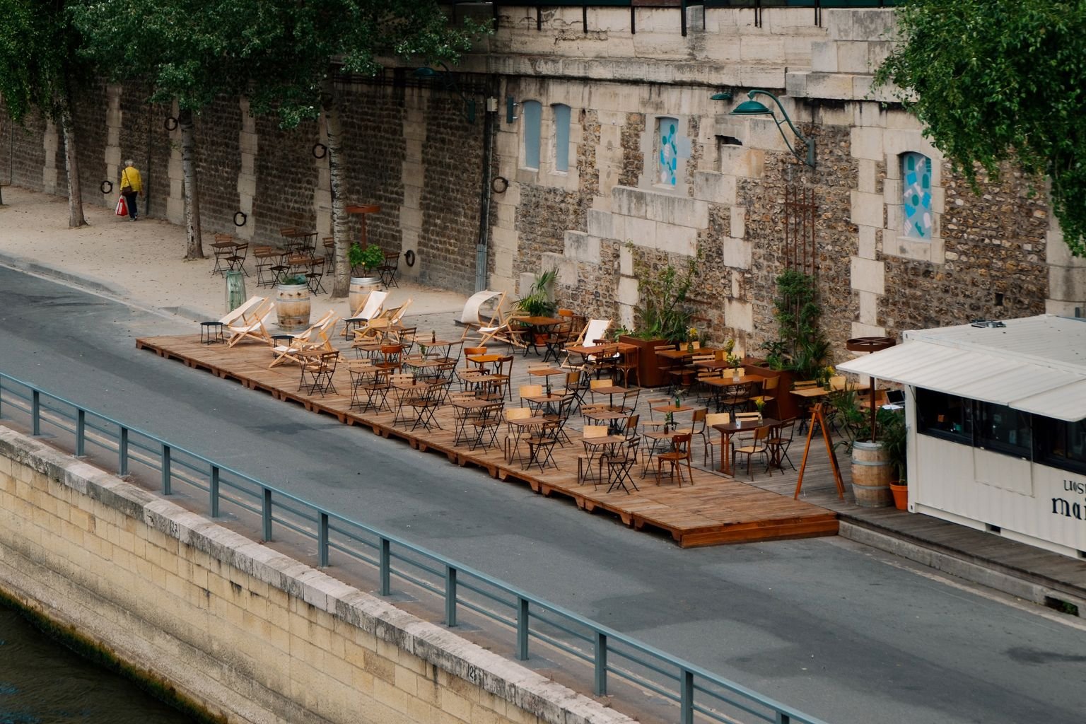 acumular puntos millas para volar a París - terraza junto al río Sena
