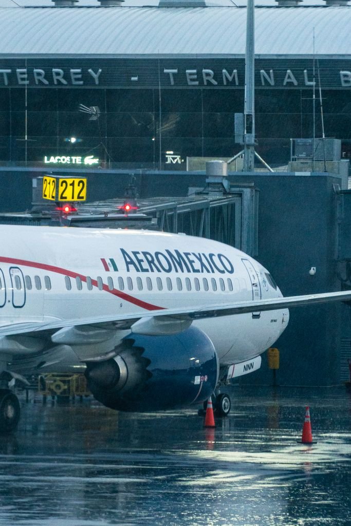 Avión de Aeroméxico en la terminal del aeropuerto de Monterrey, origen de la nueva ruta Aeroméxico Monterrey París