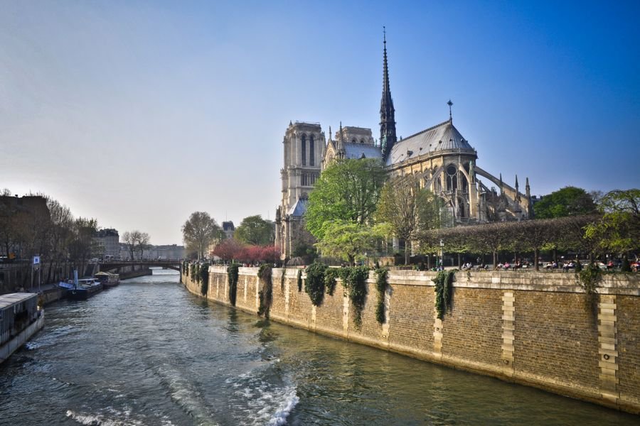 Catedral de Notre-Dame junto al río Sena, uno de los imperdibles al volar con Aeroméxico Monterrey París
