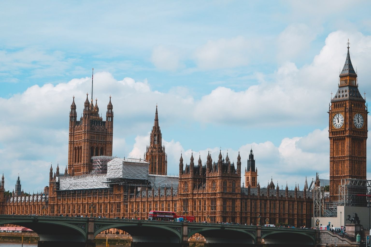 Aeroméxico vs British Airways puntos - Palacio de Westminster y Big Ben en Londres