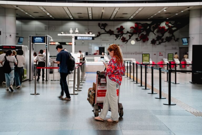 cambios Aeroméxico Rewards - viajera en el mostrador del aeropuerto