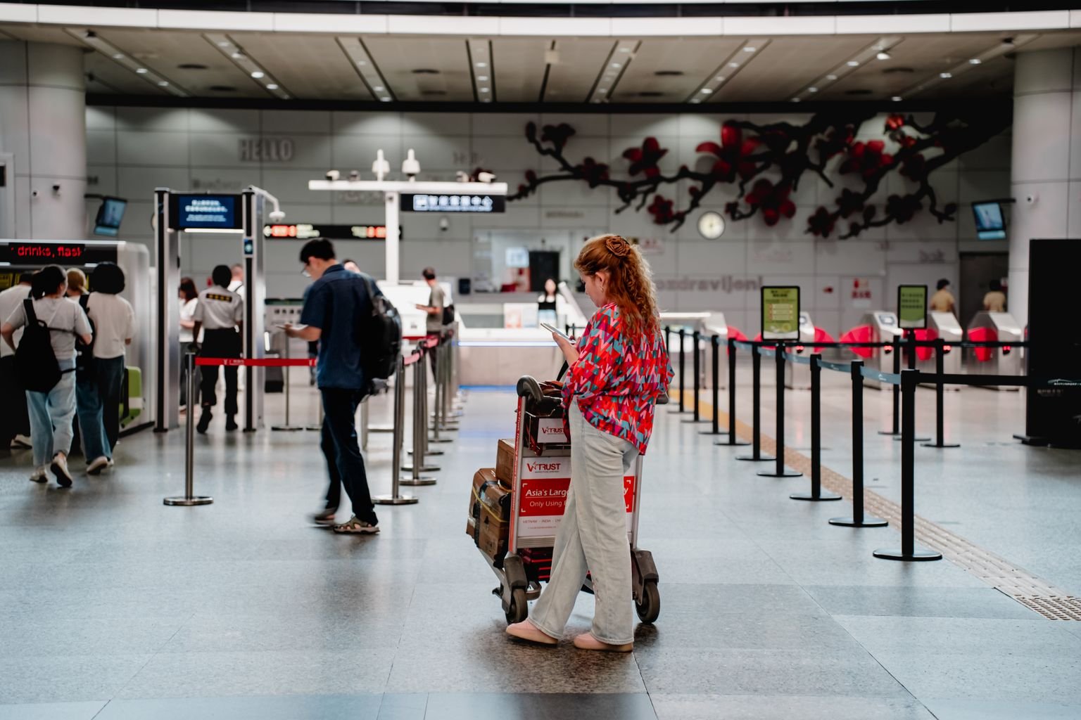 cambios Aeroméxico Rewards - viajera en el mostrador del aeropuerto