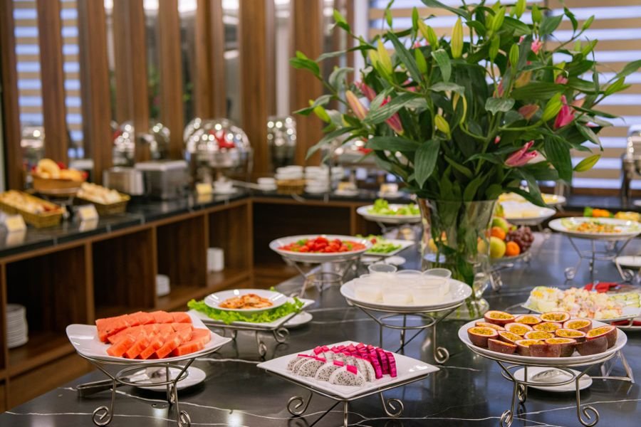 Buffet con fruta y canapés incluido en el club de cadena hotelera
