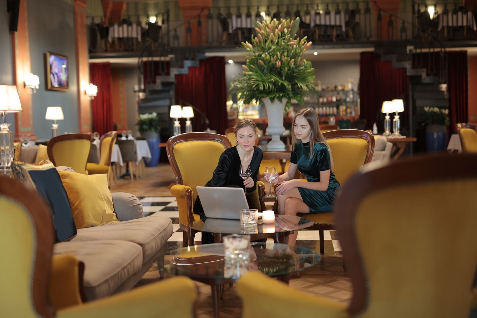 Dos huéspedes conversando en el lounge exclusivo de un club de cadena hotelera