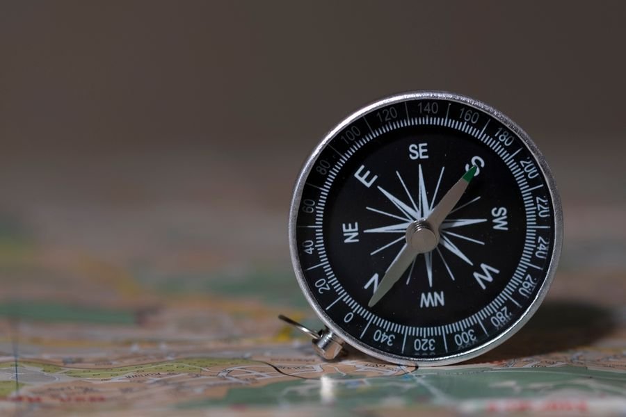 cómo saber si una promoción de vuelos es real - brújula sobre un mapa