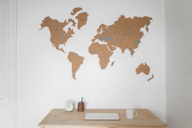 cómo saber si una promoción de vuelos es real - planeación de viaje con mapa